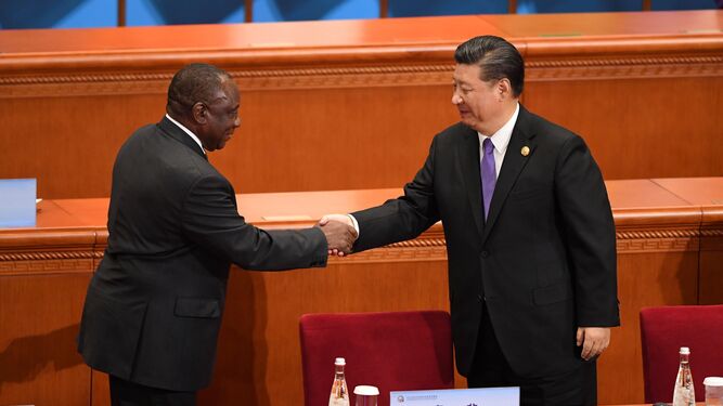 El presidente sudafricano, Cyril Ramaphosa, saluda  al presidente chino, Xi Jinping, ayer en Pekín.