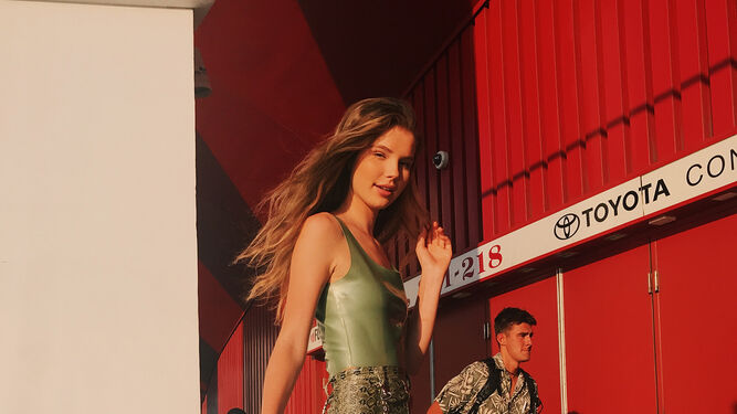 La modelo e instagrammer Ellie Thumann acudi&oacute; a los Teen Choice Awards con este s&uacute;per look verde de Mistress Rocks con falda de estampado de reptil.