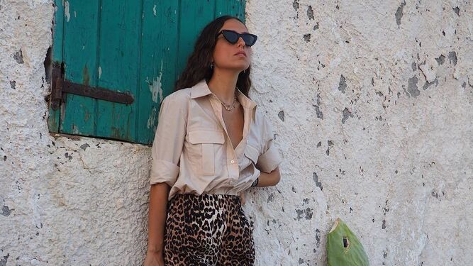 Erika Boldrin tiene el look de entretiempo perfecto con estos shorts de leopardo de Ganni que lleva con una blusa en color crema de Arketo y sandalias de Celine.