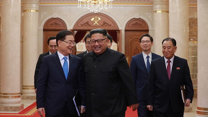 Kim Jong-un con una delegación surcoreana el pasado miércoles en Pyongyang.