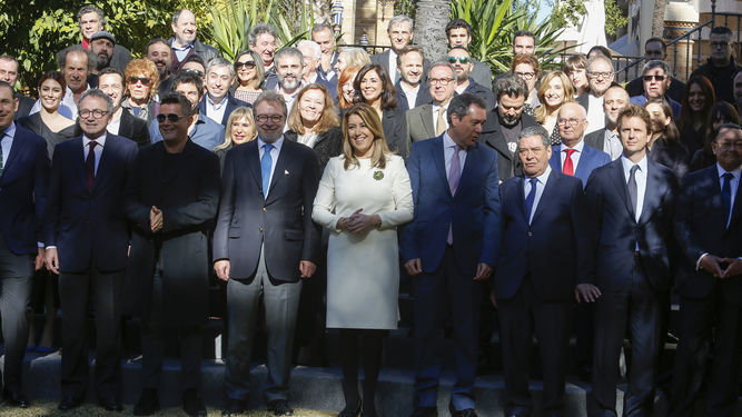 La presidenta andaluza con organizadores y premiados en los Ondas 2017
