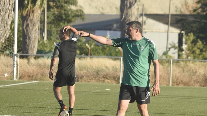 Juan Marrero da instrucciones a sus jugadores durante un entrenamiento.
