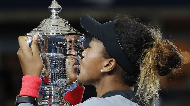 Naomi osaka besa el trofeo de campeona del US Open.