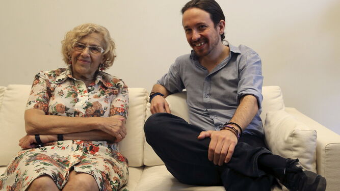 La alcaldesa de Madrid, Manuela Carmena, con el secretario general de Podemos, Pablo Iglesias, en el Palacio de Cibeles.