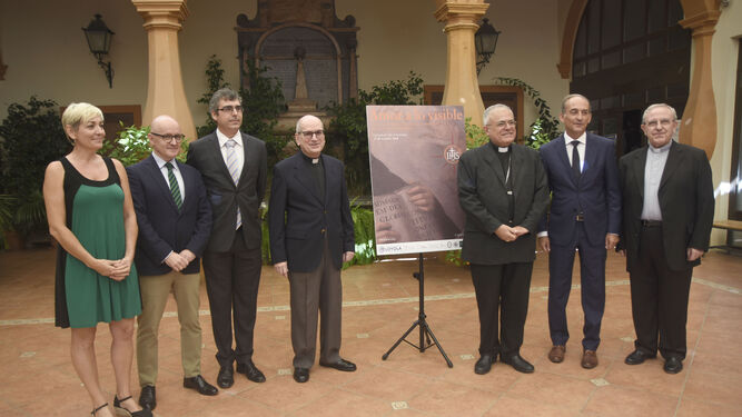 El obispo, en el centro, con miembros de la Compañía de Jesús, ayer en el centro cultural San Hipólito.