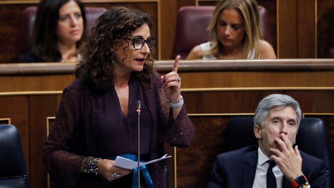 María Jesús Montero, ministra de Hacienda, interviene este miércoles en el Congreso en la sesión de control