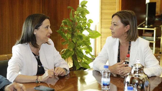 Margarita Robles e Isabel Ambrosio ayer, durante la reunión.