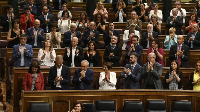 Los diputados del PSOE aplauden en su bancada.