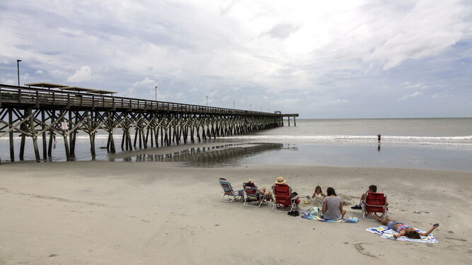 Vecinos de una localidad de Carolina del Sur, en la orilla de una playa pese a las advertencias de evacuación de las autoridades.