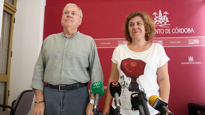 Emilio Aumente y Alba Doblas se disponen a hablar de los acuerdos.