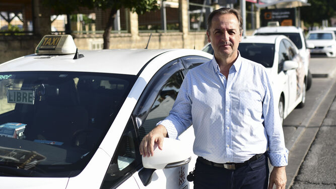 Miguel Ruano posa junto a un taxi estacionado a las puertas de la sede provincial de Auttacor.