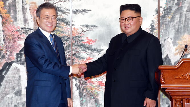 El  presidente surcoreano, Moon Jae-in estrecha la mano del líder norcoreano, Kim Jong-un.