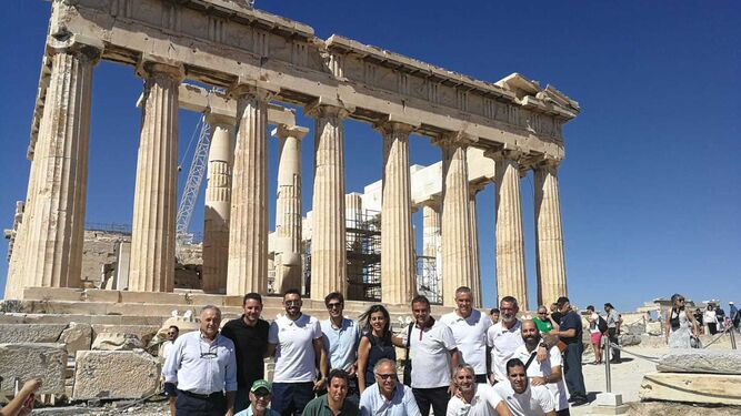 Parte de la delegación bética que viajó a Grecia para estar con el equipo posa en el Partenón.