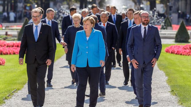 Angela Merkel (c), junto al primer ministro belga, Charles Michel (d), en Salzburgo.