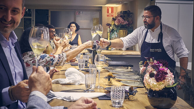 Dani García brinda con asistentes a The Krug Room en la cocina de su Atelier en Marbella.