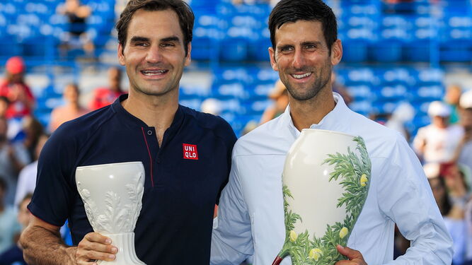 Federer y Djokovic posan con sus trofeos tras la final del Master 1000 de Cincinnati
