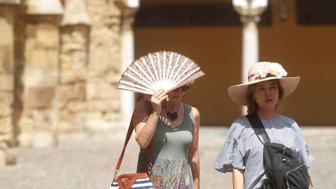 Dos turistas en el Patio de los Naranjos.