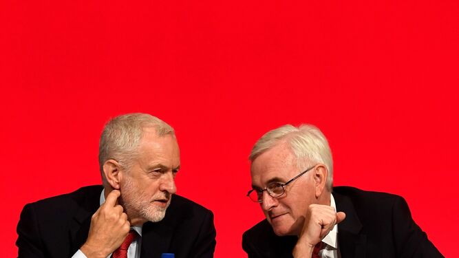 El líder del Partido Laborista británico, Jeremy Corbyn, con el portavoz de Economía, John McDonnell.