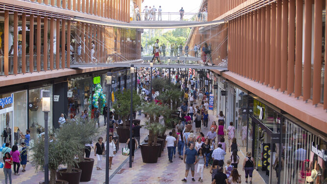 La apertura del centro comercial Torre Sevilla, en im&aacute;genes