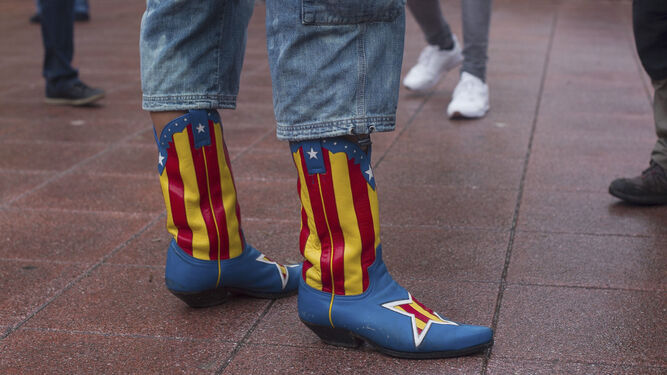 Un extraño calzado con los colores de los independentistas catalanes