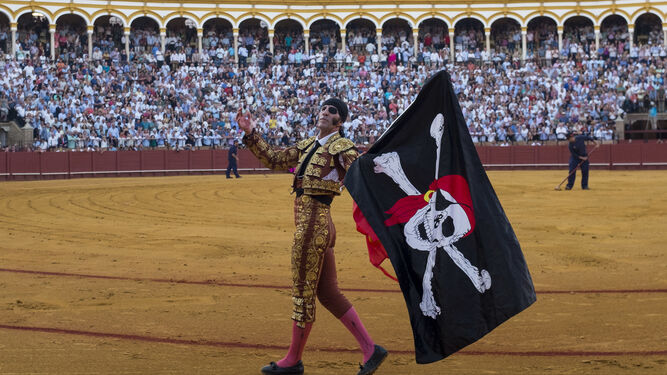 Juan José Padilla, con una bandera Pirata y otra de España en su adiós de la plaza de Sevilla.
