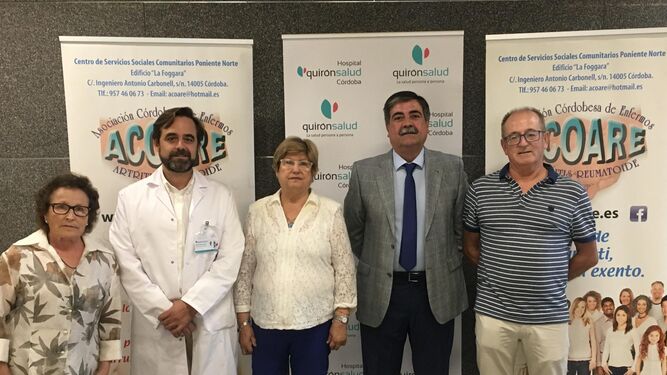 Mesa informativa que desde ayer está instalada en el complejo sanitario de Quirónsalud en Córdoba.