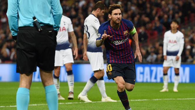 Messi corre a celebrar el primero de sus tantos frente al Tottenham.