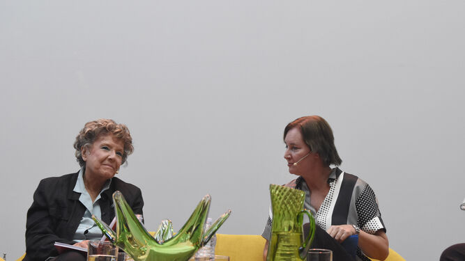Dacia Maraini y María Ángeles Cabré, en su 'Cosmodiálogo'.