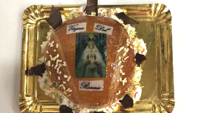 La pastelería La Nueva Gloria crea un pastel dedicado a la Virgen del Rosario