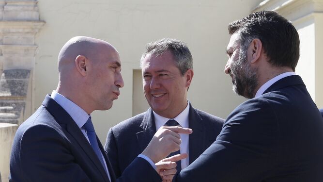 Rubiales habla con Fernández, consejero de Deportes, ante Espadas, alcalde de Sevilla, en el Ayuntamiento.