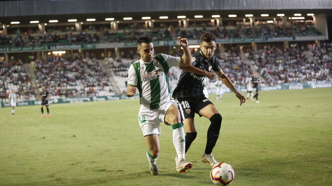Piovaccari intenta robar la pelota a Saveljich, defensa del Almería, durante el partido de ayer.