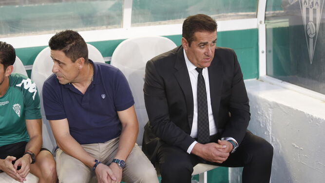 Sandoval, con gesto serio y concentrado, antes de arrancar el choque ante el Almería.