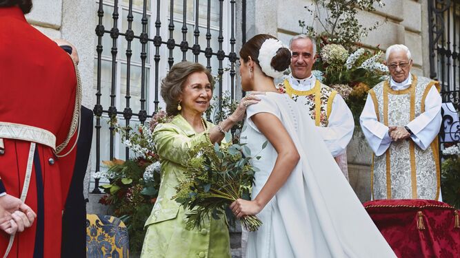 La Reina Sofía saluda cariñosamente a la novia