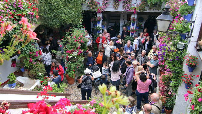 Una multitud de visitantes llena el patio de San Basilio 44 en una jornada de Fiesta de los Patios.