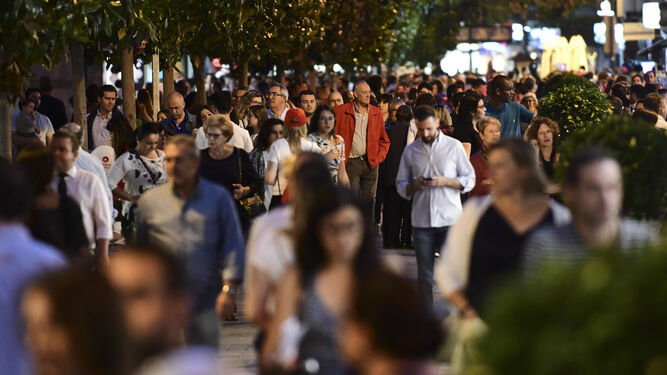 Varias personas pasean por la céntrica calle Cruz Conde.