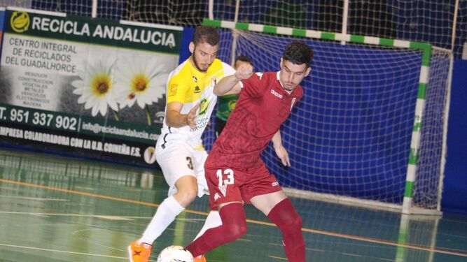 Keko, jugador del Córdoba Futsal, controla el balón ante la presión de un jugador de la Coineña.
