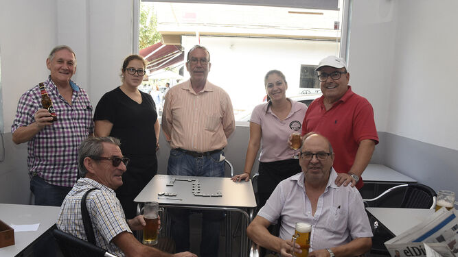 María José Brisa, junto a su hermana Deyanira y un grupo de clientes en la Cervecería Brisa.