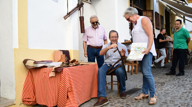 Dionisio Roldán realiza una demostración de trabajo en cuero en la calleja de la Zapatería Vieja.