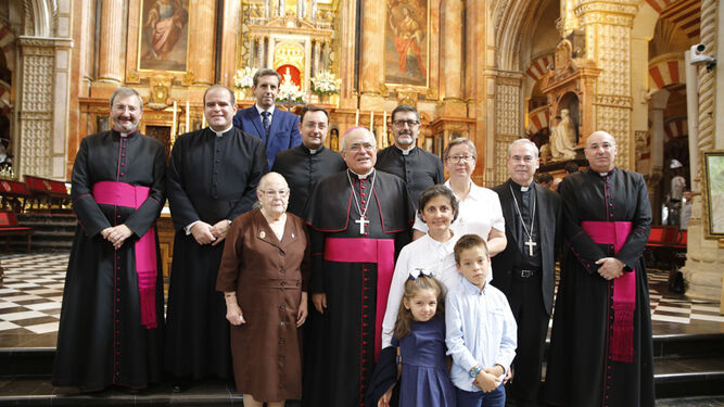 El obispo, junto a familiares de Pedro Manuel Salado.