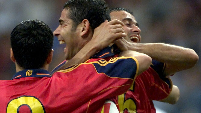 Luis Enrique felicita a Fernando Hierro al marcar éste un gol a Bosnia con la selección española.