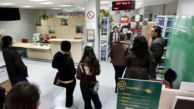 Usuarios esperan en una oficina del Servicio Andaluz de Empleo.