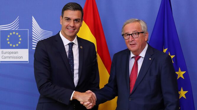 Pedro Sánchez y Jean Claude Juncker, ayer en Bruselas antes de la reunión del Consejo Europeo.