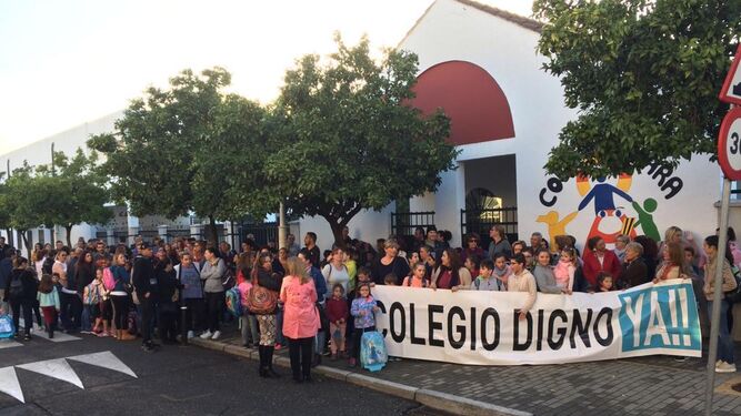 Un momento de la concentración en la entrada del colegio Azahara de Villarrubia.