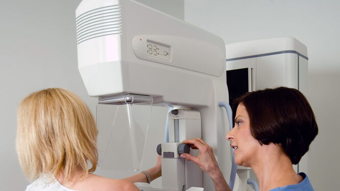 Una mujer se somete a una mamografía en un hospital.