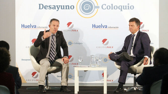 El conferenciante y gerente de Freshuelva, Rafael Domínguez, junto al director de 'Huelva Información', Luis Pérez-Bustamante.