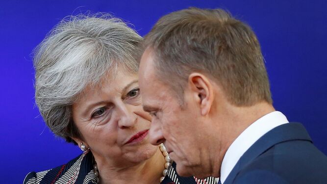 Theresa May conversa con el presidente del Consejo Europeo, Donald Tusk, en Bruselas.
