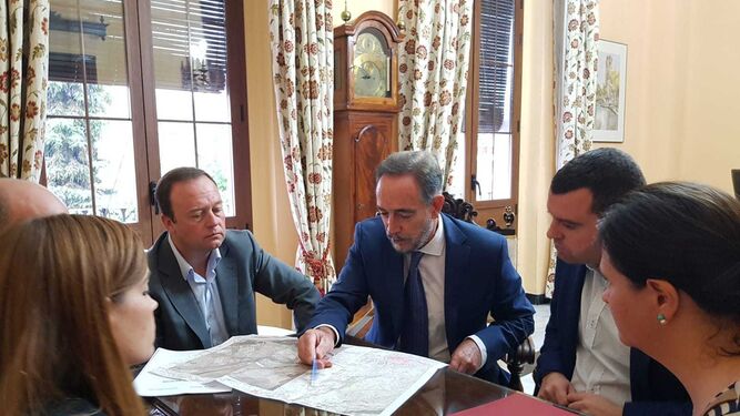 El consejero de Fomento, en el centro, ayer en su reunión con el alcalde de Priego de Córdoba.