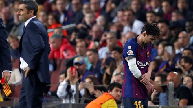 Messi se retira con un aparatoso vendaje tras lesionarse ante el Sevilla.