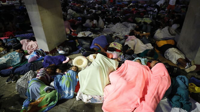 Migrantes hondureños descansan en un campamento en México en su camino a EEUU.