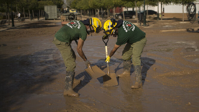 Bomberos forestales del Infoca realizando trabajos de limpieza del barro.
